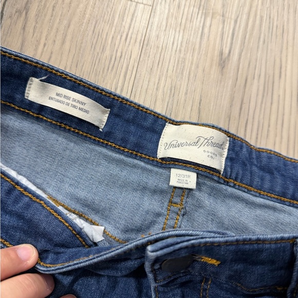 Universal Thread Mid Rise Skinny Jeans - Picture 3 of 4